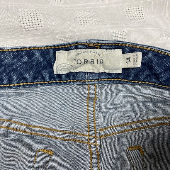 Torrid Denim Shorts Size 14 Distressed Cuffed Mid-Rise - Picture 7 of 10